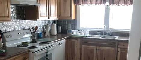 Modern updated kitchen with all amenities