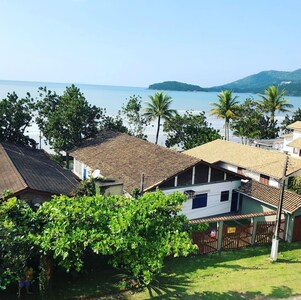 Apê Moderno de frente pro mar com churrasqueira própria e piscina  - Ubatuba