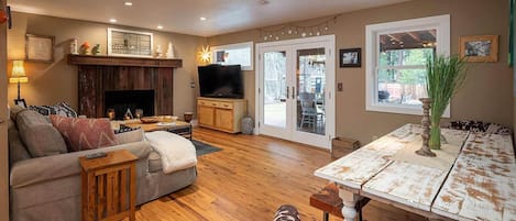 Your Truckee Retreat! Comfortable open space living area