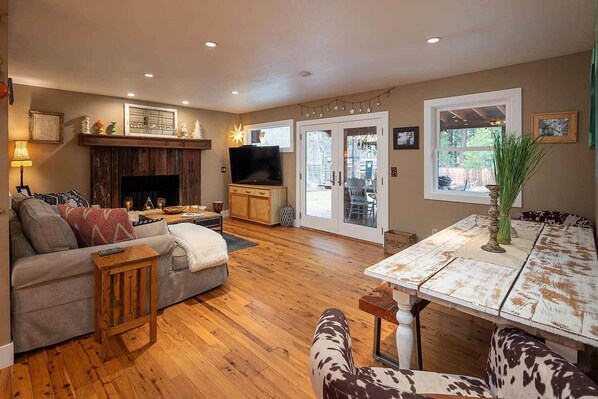 Your Truckee Retreat! Comfortable open space living area