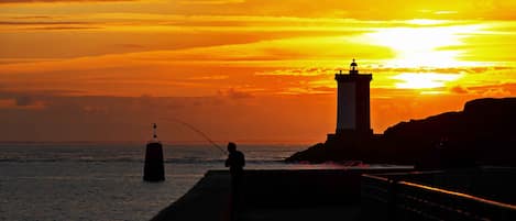 Coucher de soleil sur la digue du port Le Conquet