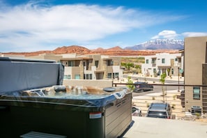 Private Hot Tub On The Balcony (Second Floor)