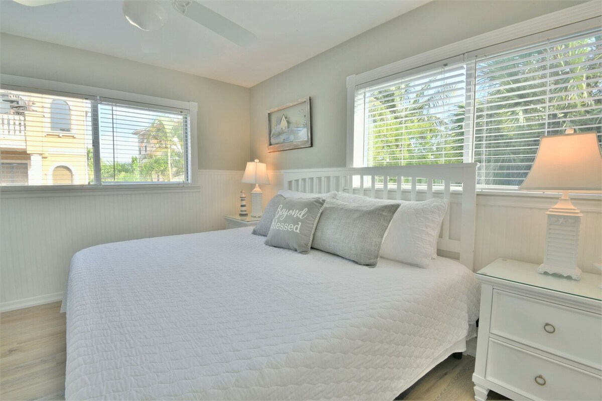 Amazing beach getaway pool condo by the beach