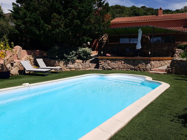 la piscine et ses différents espaces détente