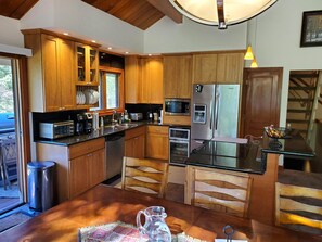 Kitchen with eat-in countertop 