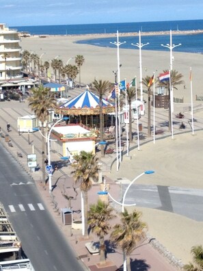 Vue de l’appartement, place centrale Canet