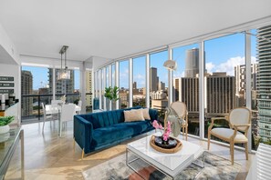 Bright living room with dining area!