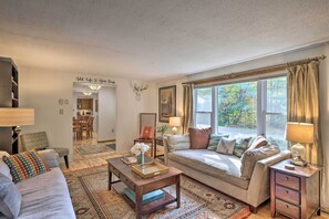 Living Room | Central Air Conditioning/Heat | Free WiFi