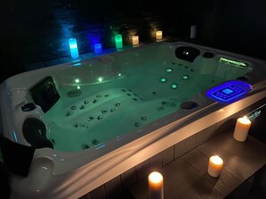 Indoor spa tub