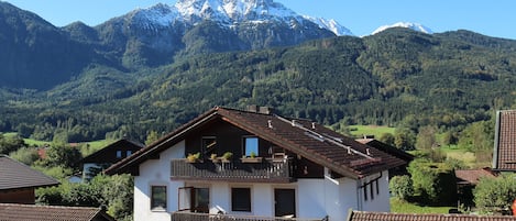 Ferienwohnung Alpenblick 50qm, 1 Schlafzimmer, Kamin, Balkon-Ausblick vom Balkon in Richtung Hochstaufen
