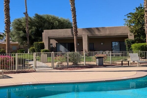 Condo, footsteps away from the new pool & jacuzzi