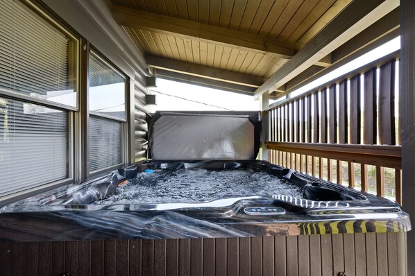 Outdoor spa tub