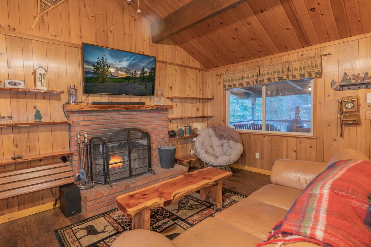 Big Wood Pines – Relaxing home with a large fenced yard for your furry friends to enjoy!