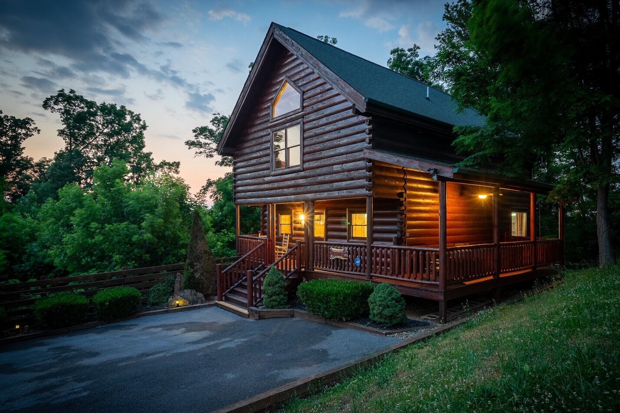 ⭐ SECLUDED • HOT TUB • GAME ROOM • LOCATION • EASY ROADS