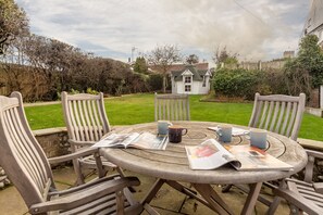 Barn Cottage, Salthouse: Patio dining looking towards Arctic Hut