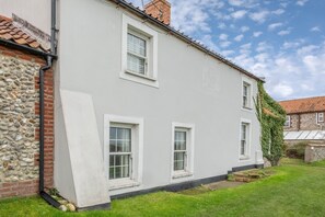 Barn Cottage, Salthouse: Front elevation