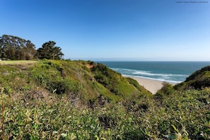 Exceptional ocean views from the cliff. 