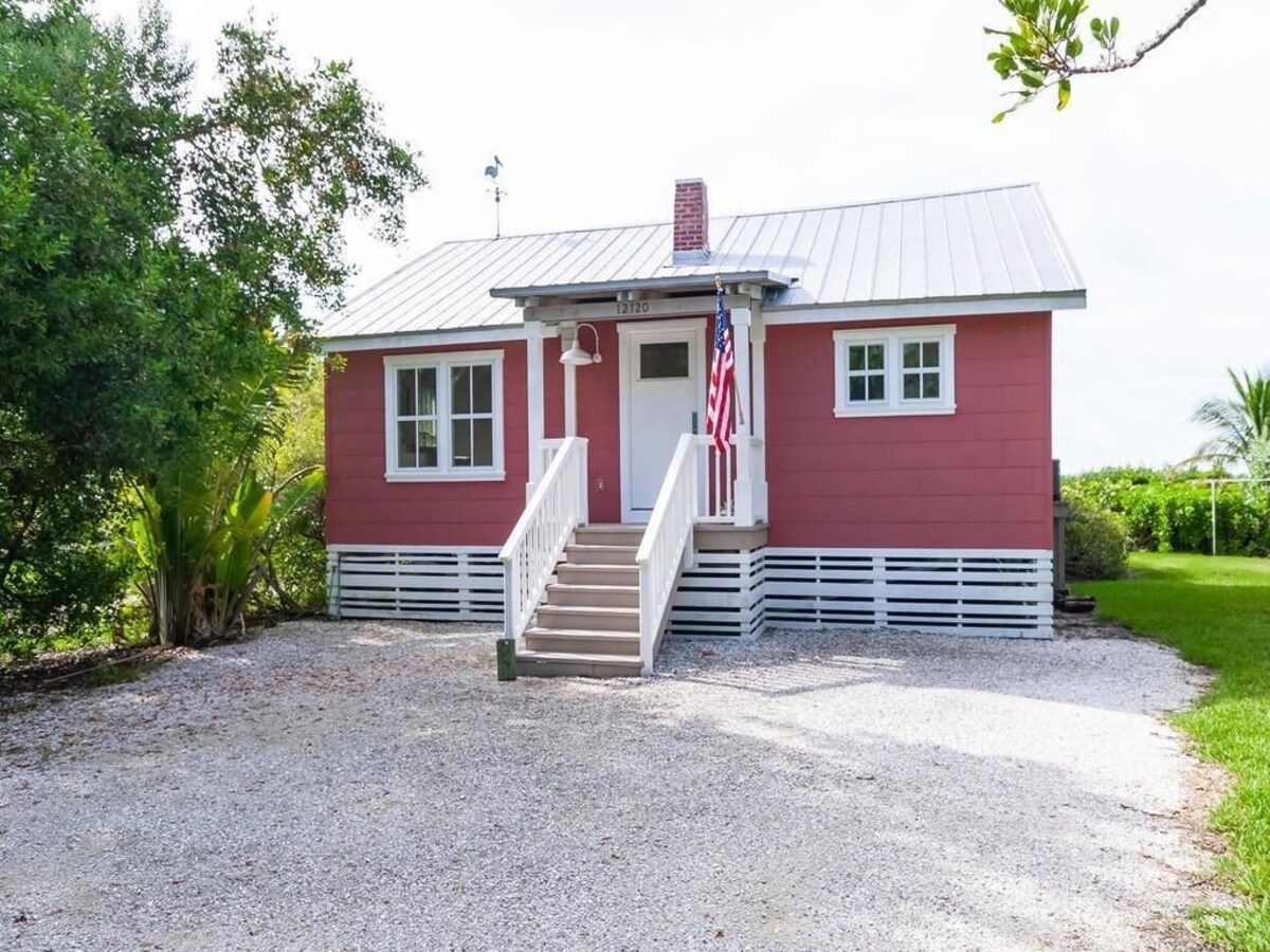 Private historical completely renovated cottage with 60 ft dock on Sarasota Bay