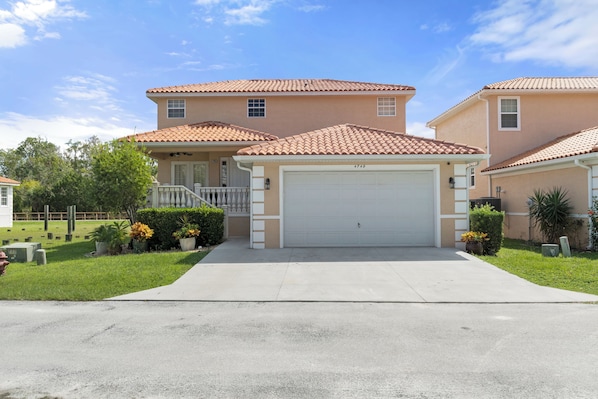 Street view of the 4 bedroom, 3.5 bathroom Manta