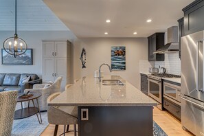 Gorgeous kitchen - fully stocked!