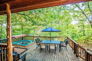 Outdoor Dining and Hot Tub