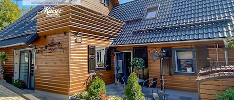 Kaiser's Landhaus mit Vorterrasse. Im begrünten Innenhof Grillen im Feuerkorb.