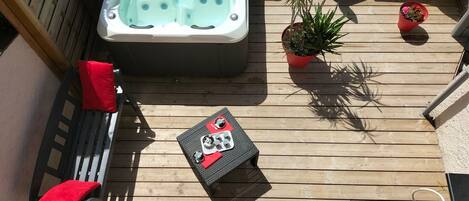 Jacuzzi privatif salon de jardin et plancha sur la terrasse équipée pour 4 pers