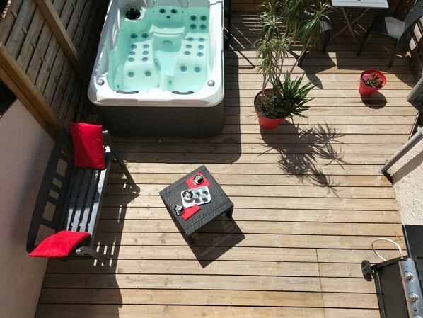 Jacuzzi privatif salon de jardin et plancha sur la terrasse équipée pour 4 pers