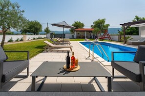 4 bedrooms, 2 bathrooms, PS4, free WiFi, a fully equipped kitchen