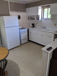 Clean, full kitchen, stand alone cabin