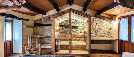Camera in pietra e legno con sauna