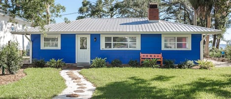 Blue Crab Cottage - Waterfront Home

