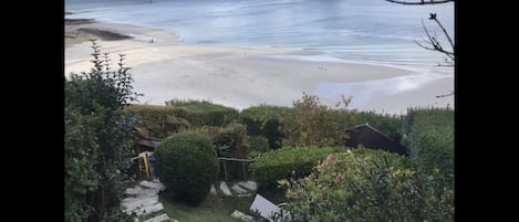 Jardin, escalier vers la plage