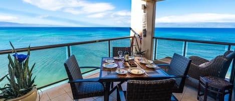 Stunning panoramic balcony.  See turtles, dolphins, whales from the lanai.