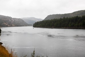 Columbia River | Mountain Views