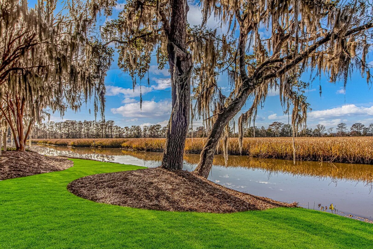 Delightful Lake & Golf Course Views from your Private 2nd floor patio