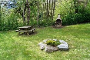 terrain avec table forestière et barbecue