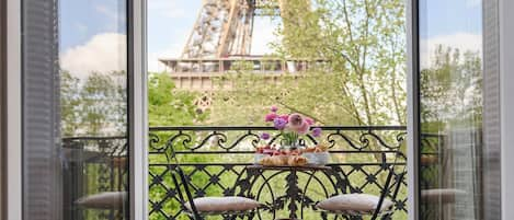 Welcome to the Viognier with Eiffel Tower view from the living room!