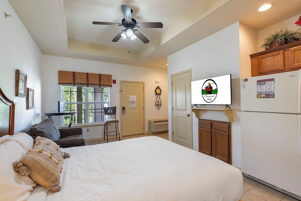 Queen Suite- Kitchenette, Cable TV, Twin Sleeper Sofa, Private Bath