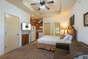 Queen Suite- Kitchenette, Cable TV, Twin Sleeper Sofa, Private Bath