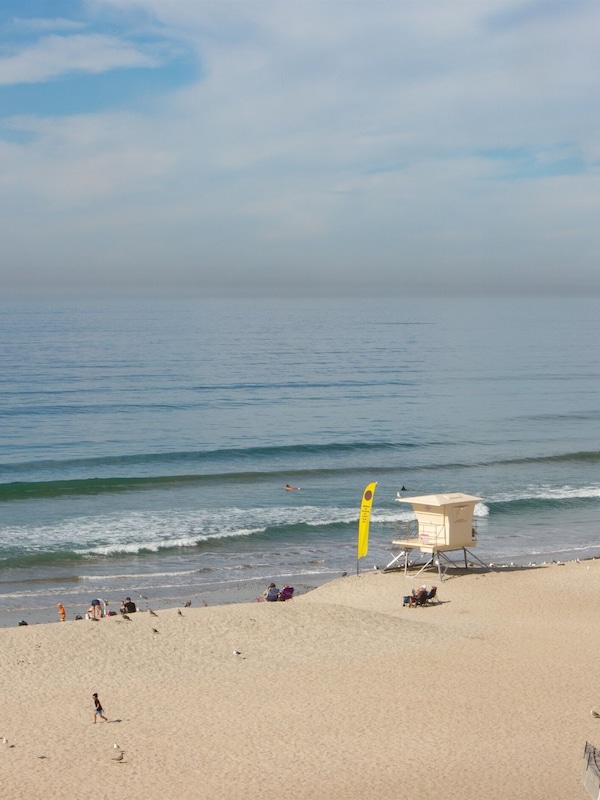 8 minute walk to Moonlight Beach