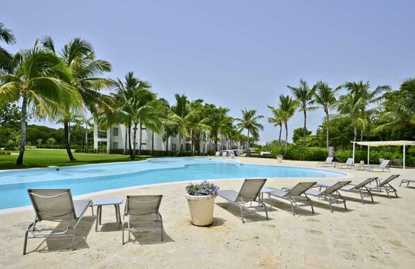 Spacious and fully-equiped apartment with golf view in exclusive beach resort (2794)
