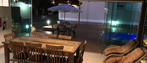 Área externa da piscina:
- Deck de madeira com iluminação de LED
- Piscina