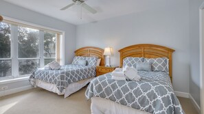 Guest bedroom with 2 double beds