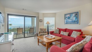 Livingroom with direct ocean view