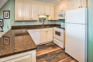 Coastal kitchen with spacious kitchen counter tops