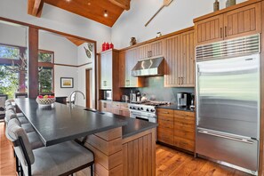 Kitchen and Breakfast Bar