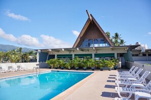 Large swimming pool, don’t be afraid to jump in!