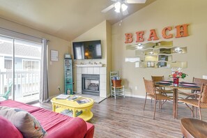Living Room | Sleeper Sofa | Free WiFi | Smart TV | 1st Floor