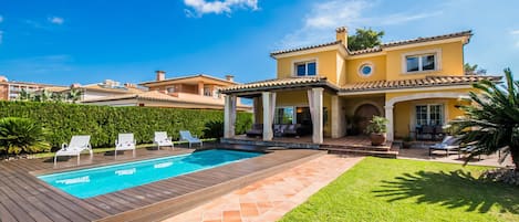 House with pool and barbecue in Alcudia